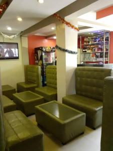 Uma área de estar em Alluring View Hotel - Toyin Sreet