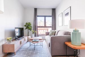 Telewizja i/lub zestaw kina domowego w obiekcie Feelathome Goya Apartments