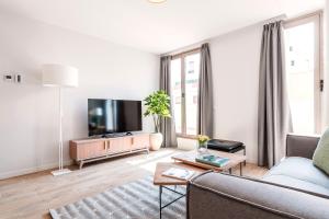Telewizja i/lub zestaw kina domowego w obiekcie Feelathome Goya Apartments