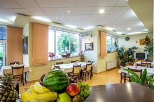 une chambre avec un bouquet de fruits sur une table dans l'établissement Family Hotel Saint Konstantin, à Glavatartsi