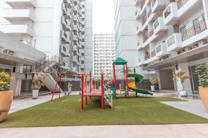 Otroško igrišče poleg nastanitve Super OYO 1948 Apartement Sentul Tower