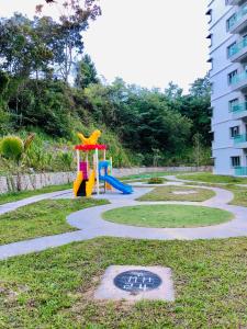 park z placem zabaw ze zjeżdżalnią w obiekcie The Quintet Condominium 3-1 w mieście Tanah Rata
