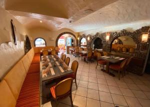 Hotel Restaurant Germania في نيوفيد: مطعم فيه طاولات وكراسي في الغرفة