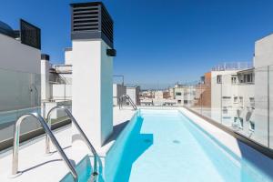 basen na dachu budynku w obiekcie Feelathome Goya Apartments w Madrycie +37 zdjęć