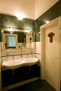 Baño con 2 lavabos y espejo en Hotel Maré - Valentini Family Village, en Bellaria-Igea Marina