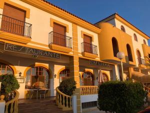 a building with a restaurant in front of it at Hotel Acosta Vetonia in Almendralejo
