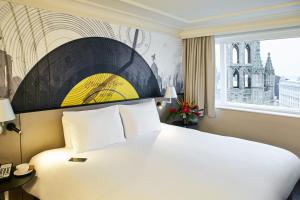 Llit o llits en una habitació de Mercure Liverpool Atlantic Tower Hotel