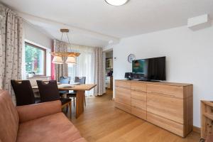 salon z telewizorem i jadalnią w obiekcie Chalet Schmittenbach - Pinzgau Holidays w mieście Zell am See