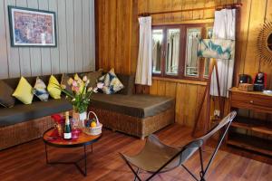 Ein Sitzbereich in der Unterkunft Sok San Beach Resort
