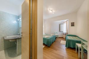 Postel nebo postele na pokoji v ubytování Hotel Le Mimose