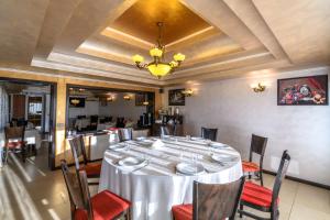 - une salle à manger avec une table et des chaises dans l'établissement Vila Palace, à Caransebeş