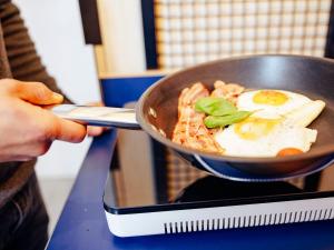 Jedlo v apartmánovom hoteli alebo blízkom okolí
