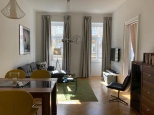 ein Wohnzimmer mit einem Sofa und einem Tisch in der Unterkunft Apartment Vienna Living in Wien