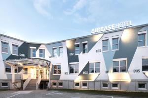 una imagen de la entrada a un edificio de apartamentos en Airbase Hotel, en Kalsdorf bei Graz