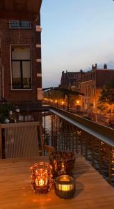 een tafel op een balkon met uitzicht op de stad bij Pakasa in Leiden