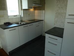 Kuchyň nebo kuchyňský kout v ubytování Vacation home Zwaantje #ABB24