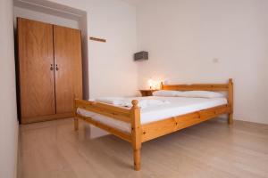 
A bed or beds in a room at Elena Rooms & Apartments
