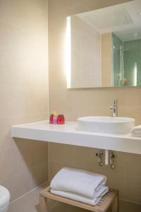 a bathroom with a sink, toilet and bathtub at The Orchard Hotel & Restaurant in Nottingham