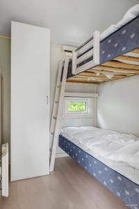 een slaapkamer met 2 stapelbedden en een deuropening bij First Camp Hagön-Halmstad in Halmstad