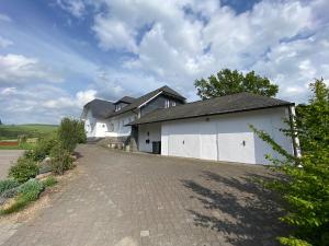 una casa con garaje blanco y entrada en Villa Vahl en Schmallenberg