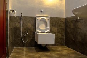 een badkamer met een toilet en een douche bij Hill Country Villa in Kandy