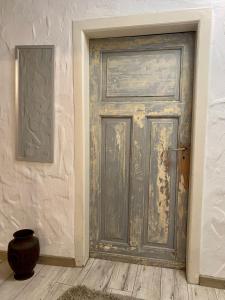 an old wooden door in a room with a vase at Eifelstein, Apartment mit Whirlpool und Ofen in Dahlem