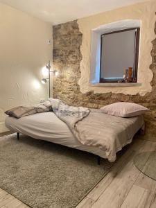 A bed or beds in a room at Eifelstein, Apartment mit Whirlpool und Ofen