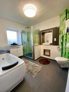 A bathroom at Eifelstein, Apartment mit Whirlpool und Ofen