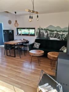Kuchyň nebo kuchyňský kout v ubytování Bieszczadzkie BOHO stodoły z jacuzzi i sauna na wyłączność