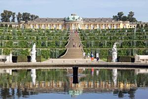 un gran edificio con una escalera y una piscina de agua en Ferienwohnung in Potsdam Babelsberg Nähe Berlin, en Potsdam