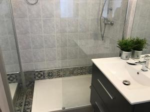 uma casa de banho com um chuveiro, um lavatório e uma banheira em Au son des Cigales em Cassis