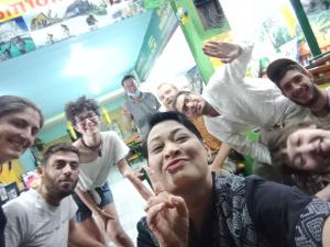 um grupo de pessoas posando para uma foto em Jay Guesthouse and Restaurant (adult only) em Chiang Mai