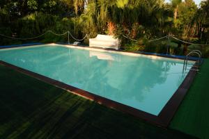 una piscina in un cortile con di Agriturismo Papyrus a Siracusa