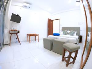 Schlafzimmer mit einem Bett, einem Tisch und einem Spiegel in der Unterkunft Hill Country Villa in Kandy