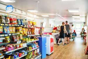 Supermarket nebo jiné obchody v  kempu nebo okolí