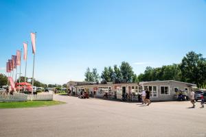 een groep mensen die voor een gebouw lopen bij First Camp Hagön-Halmstad in Halmstad