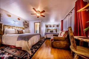 um quarto com 2 camas e uma ventoinha de tecto em Stone Lizard Lodge em Blanding