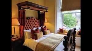 Un dormitorio con una cama grande y una ventana en Martins Guest House, en Edimburgo