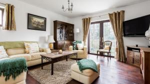 基督城的住宿－The Willows，客厅配有沙发和桌子
