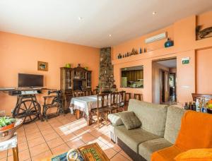 Televízia a/alebo spoločenská miestnosť v ubytovaní Apartamentos & Casa Rural Boada con Jardin Interior y Barbacoa