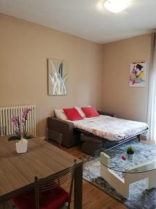 Sala de estar con cama y mesa en Franciacorta flat & bollicine en Passirano
