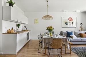 uma cozinha e sala de estar com uma mesa e um sofá em Free Time Apartments em Szczyrk