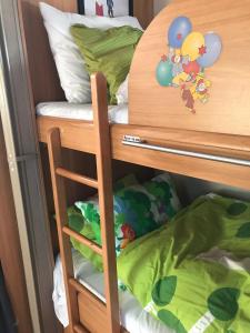 een stapelbed met 2 stapelbedden in een kamer bij Husvagn i Hundfjället Sälen in Sälen