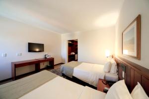 um quarto de hotel com duas camas e uma televisão em Sorocaba Park Hotel by Atlantica em Sorocaba