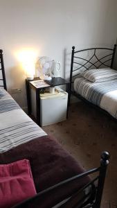 Postel nebo postele na pokoji v ubytování Hour Glass Hotel