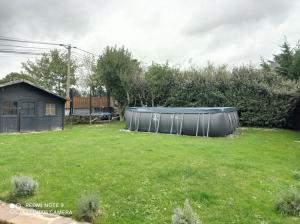 um quintal com um trampolim na relva em Studio à la campagne aux portes de Nantes em Saint-Mars-du-Désert