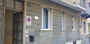 un edificio con una puerta y una señal en él en B&B Casa TORET en Turín
