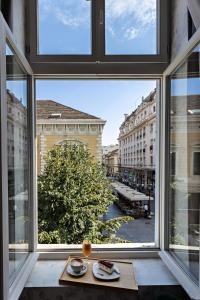 een raam met uitzicht op een stadsstraat bij Maison Royale in Belgrado