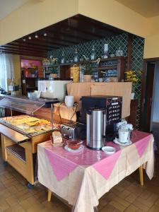 una cocina con una mesa con comida. en Pension Lindbichler, en Vorderstoder