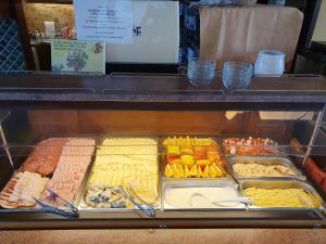 a display case filled with different types of food at Pension Lindbichler in Vorderstoder